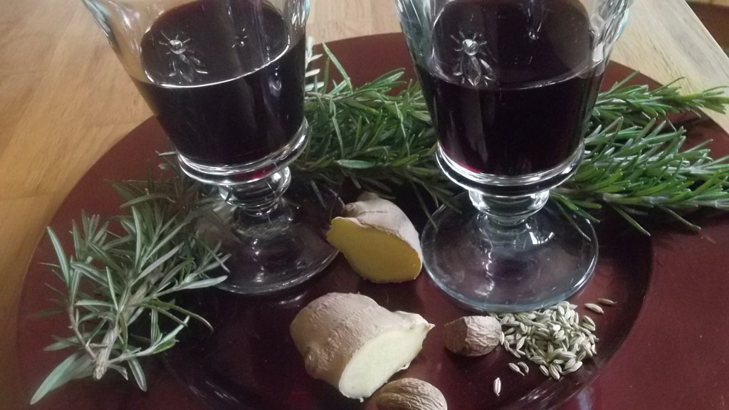 Le vin chaud pour chasser la tristesse et qui peut servir en cas de problèmes ORL : en rajoutant dans son vin en cours de cuisson : 4 pincées de noix de muscade râpée, 10 g de camomille allemande, 10 g de semences de fenouil, 4 rondelles de gingembre et 10 g de romarin. On peut rajouter encore, selon les gouts  2 cuillerées de miel.