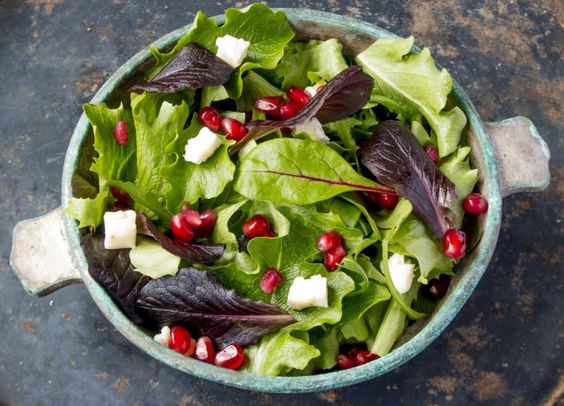 Assiette de fanes de légumes