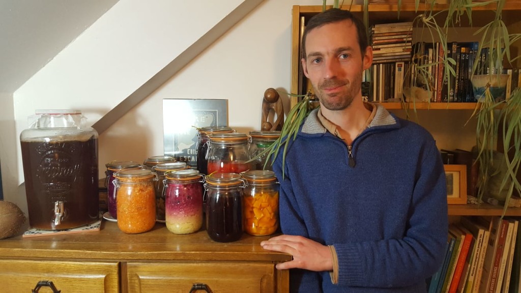 Guillaume et ces fabrication de pots lacto-fermetés à base de choux.