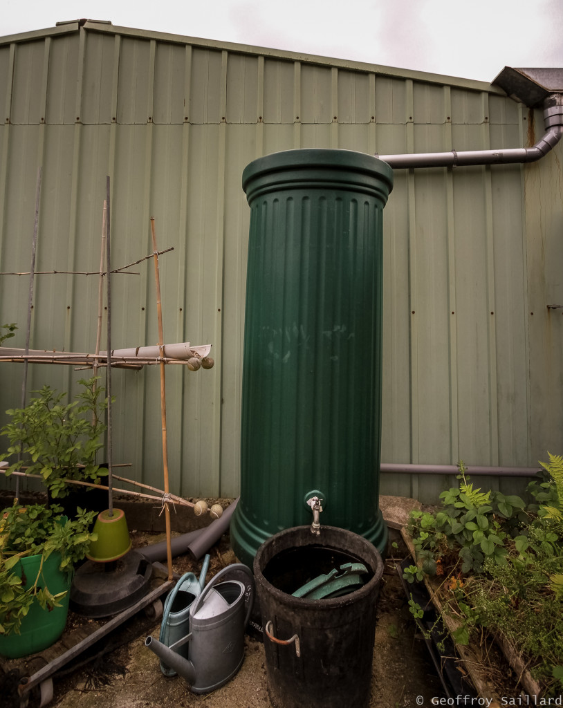 un récupérateur d’eau de 200L permet d’arroser des surfaces jusqu’à 60 à 100m2 si bonne gestion de l’eau.